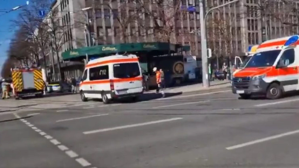 Un mort şi mai mulţi răniţi în stare gravă după ce o maşină a intrat într-un grup de persoane în Mannheim, Germania