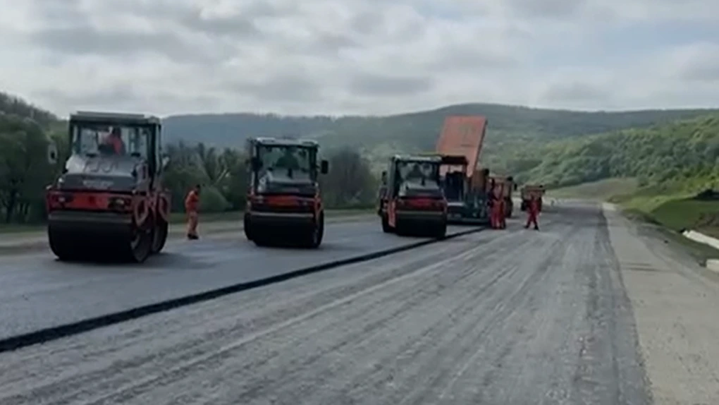 VIDEO Autostrada Transilvania: UMB așterne asfalt pe tronsonul Nădășelu - Zimbor