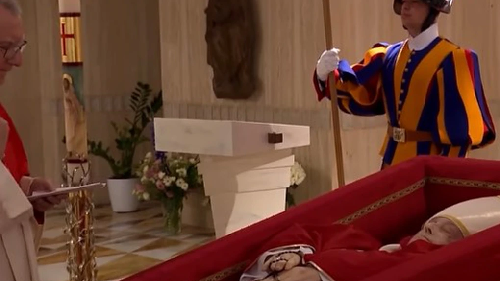 Trupul Papei Francisc expus azi în capela Casei Santa Marta