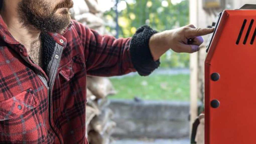 Cum funcționează un termoșemineu pe peleți și cât economisești lunar