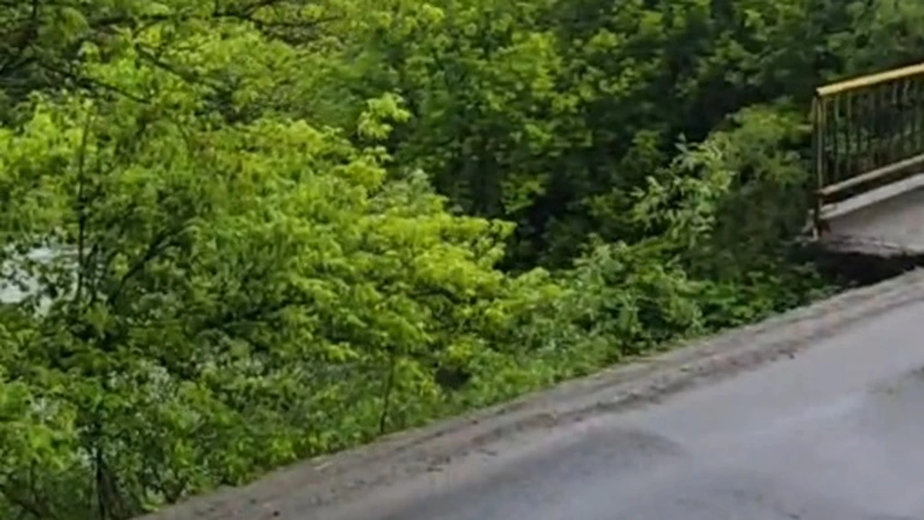 Podul de peste râul Săsar, aflat pe drumul de centură a municipiului Baia Mare, s-a surpat (Video)