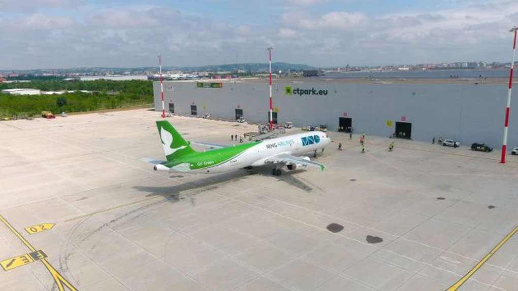 FOTO Premieră pentru aeroportul din Oradea: a aterizat primul transport cargo