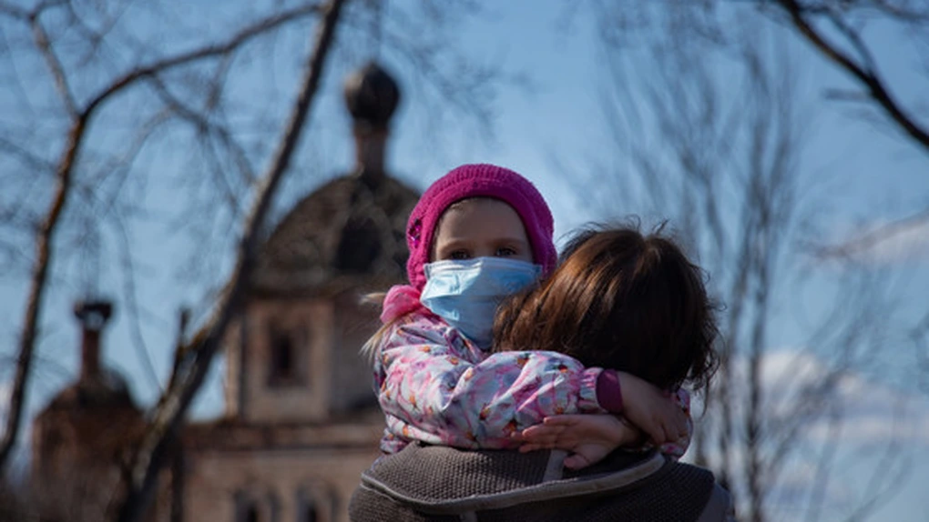 COVID-19 s-a întors. O nouă variantă a virusului care a provocat pandemia a fost descoperită în SUA și a ajuns în Europa. Sute de persoane infectate