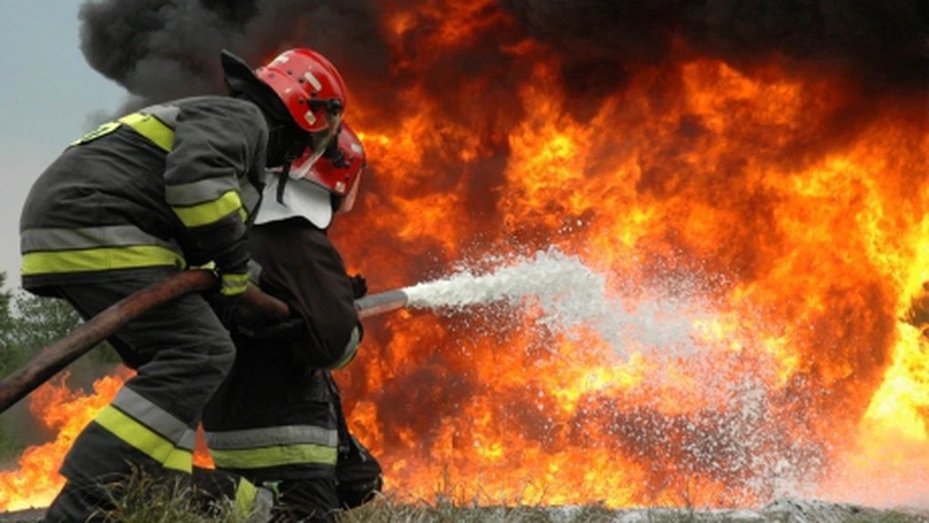 Incendiu puternic în Bucureşti. 12 autospeciale ale pompierilor intervin