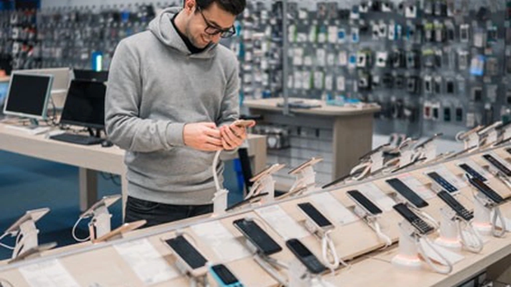 Evoluția prețului unui smartphone. Portofele mai goale pentru consumatori, conturi pline pentru producători în primul trimestru