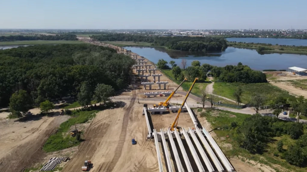 VIDEO Autostrada Bucureștiului A0: UMB montează grinzi la viaductul peste Lacul Cernica