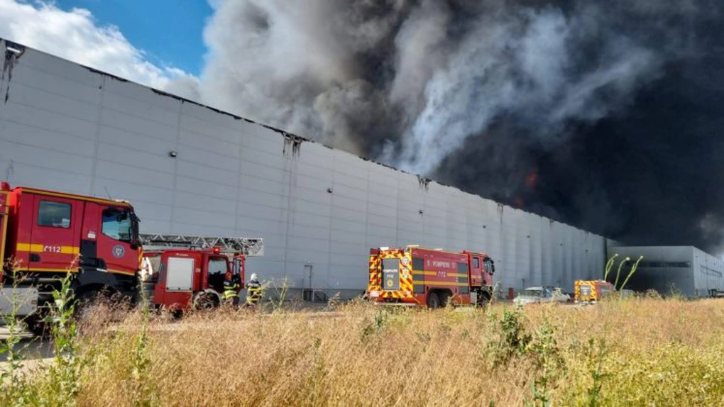 Incendiu la un depozit logistic de lângă București, unde se află cutii cu haine și încălțăminte. Pompierii intervin pentru stingerea focului
