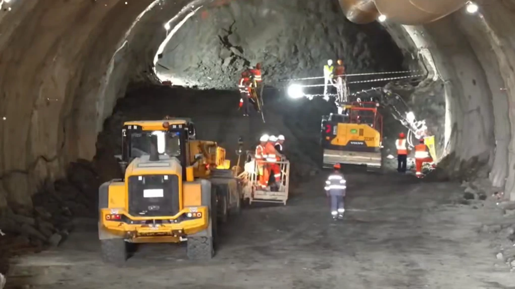 Autostrada A1 Lugoj – Deva: 800 de muncitori, mobilizați pe lotul tunelurilor. Când vom vedea prima „lumință”