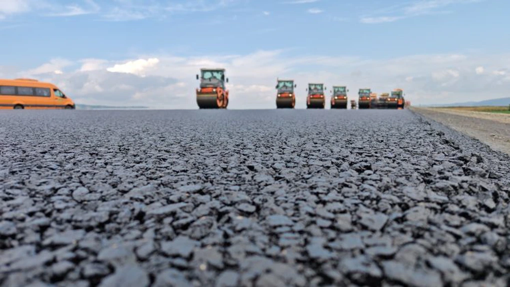 VIDEO Autostrada Moldovei A7: UMB așterne asfalt pe lotul 2 al tronsonului Focșani – Bacău, ajuns la stadiul de 52%