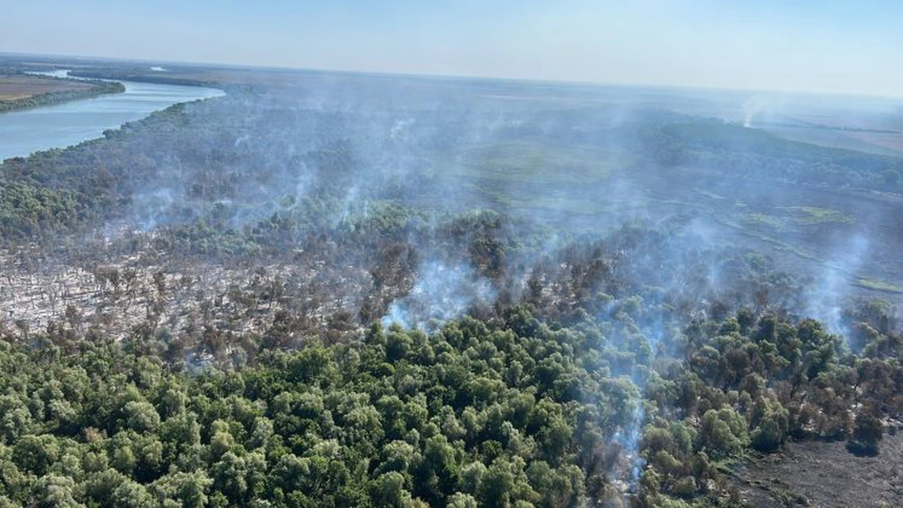 Pompierii continuă lupta cu incendiile de la Chilia Veche, județul Tulcea. Peste 70 de hectare de vegetație au fost afectate. În lupta cu flăcările este folosit și un elicopter Black Hawk (Video)