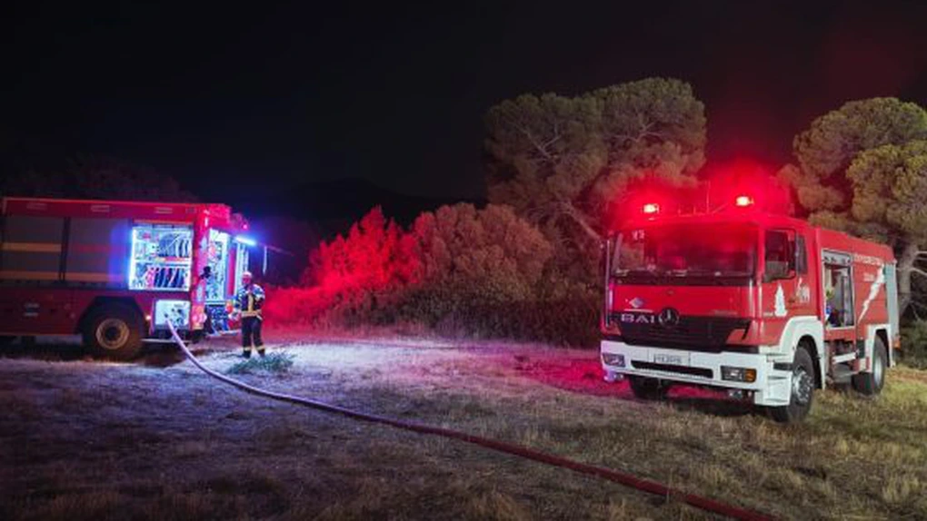 Pompierii români dislocați în Grecia au intervenit la stingerea incendiilor în zona localității Palaia Fokaia, în condiții foarte dificile