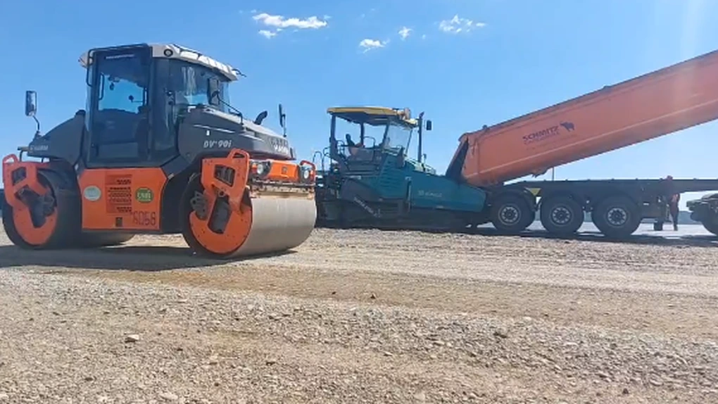 VIDEO Autostrada A7 Focșani - Bacău: UMB așterne asfalt pe lotul 2