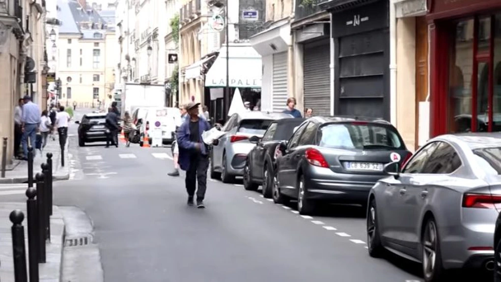 Emmanuel Macron îl va decora pe ultimul vânzător ambulant de ziare din Paris