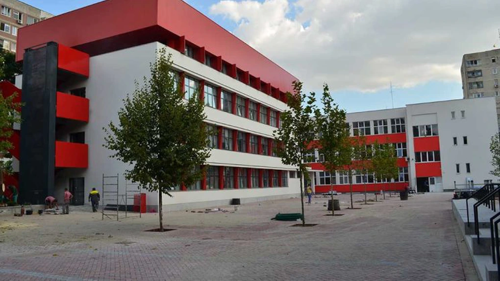 Directorii de la școala 195 – Hambrug din București, au demisionat. Peste 230 de părinți merg în instanță. Care sunt motivele – Edupedu