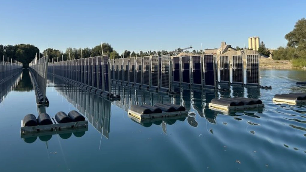 Premieră: A fost inaugurat primul parc fotovoltaic plutitor cu panouri verticale din lume