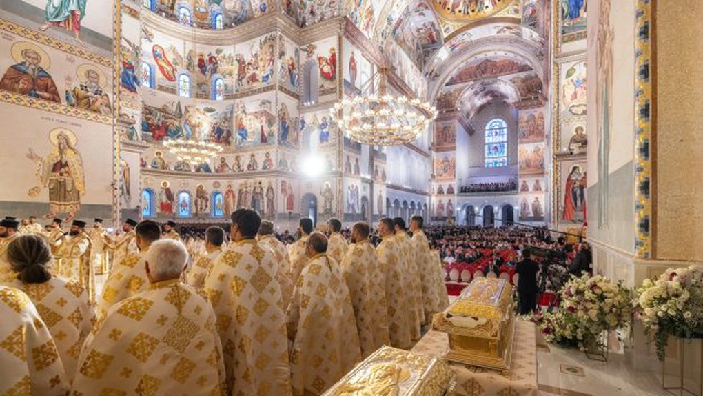 Coadă de sute de persoane la intrarea în Catedrala Mântuirii Neamului