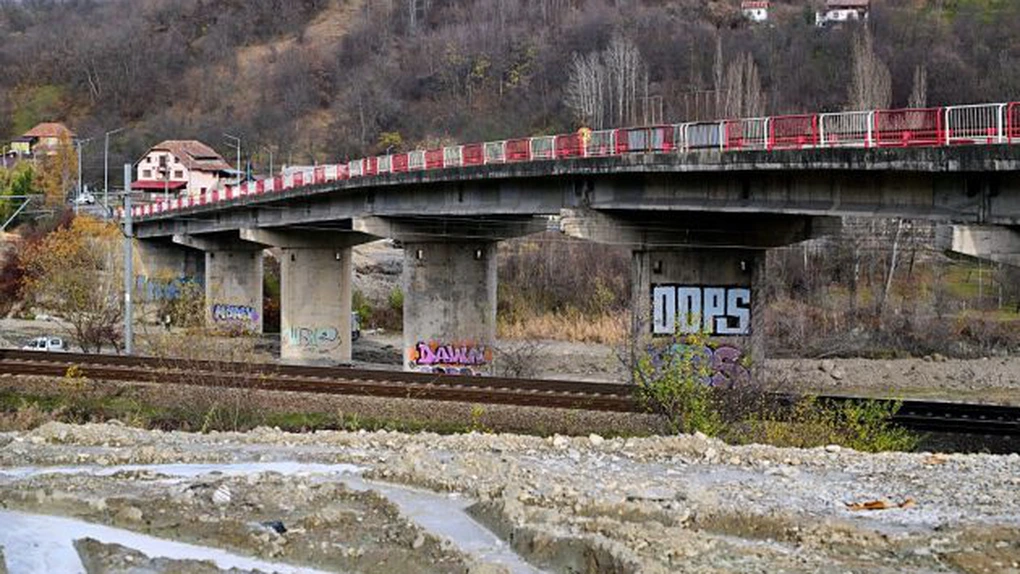 FOTO Podul peste râul Prahova din Breaza intră în reparații