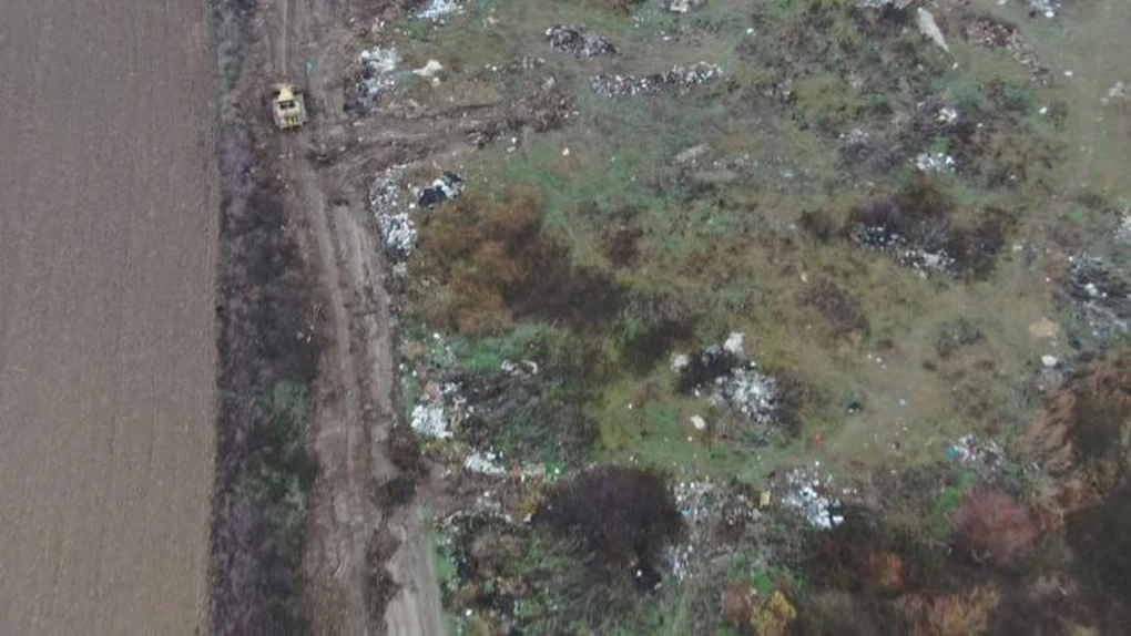 Garda de Mediu a confiscat, în urma imaginilor surprinse de o dronă, un buldozer folosit în gestionarea ilegală a deșeurilor de către Primăria Ciumeghiu (județul Bihor)