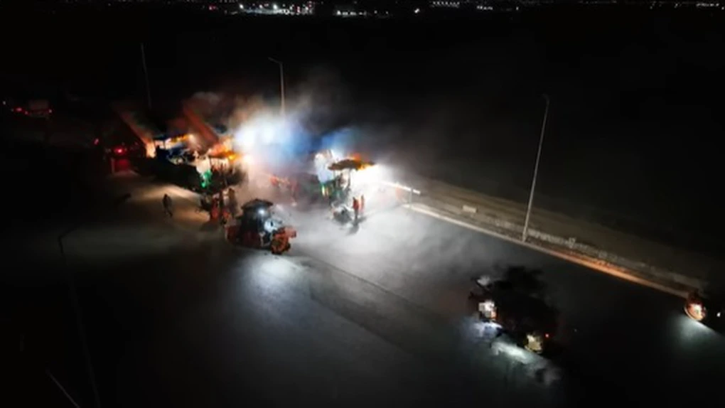 VIDEO Autostrada A7 Focșani - Bacău: UMB asfaltează noaptea în zona Tișița, în lupta contra-cronometru pentru deschiderea traficului în 2025