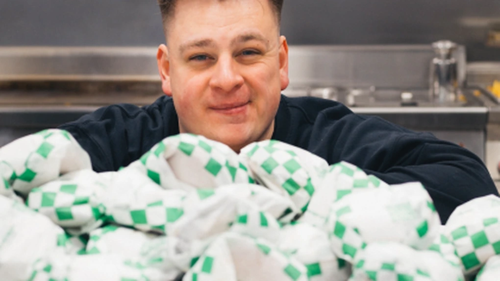 Rivalul McDonald’s din Ungaria la care clienții se așează la coadă de la 1:30 noaptea intră în România. Unul din primii 20 de clienți va mânca burgeri gratuit timp de un an