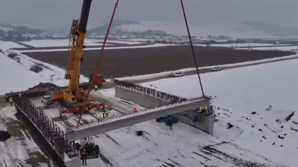 VIDEO Se montează primele grinzi pe Autostrada Unirii A8. Imagini cu lotul turcilor de la Nurol