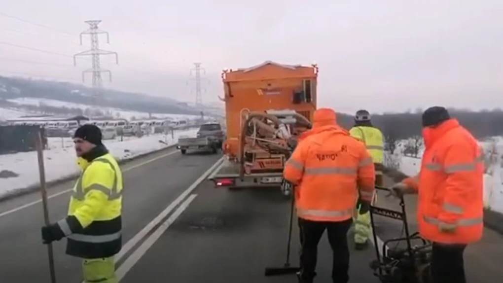 Tehnologie nouă de reparat gropi inclusiv la -12 grade, testată în România VIDEO