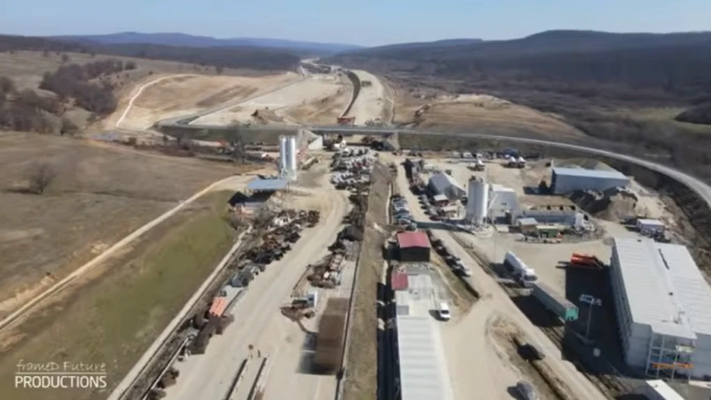 VIDEO Șantierul de autostradă din România unde se lucrează cu șase echipe, inclusiv nopțile și în weekend