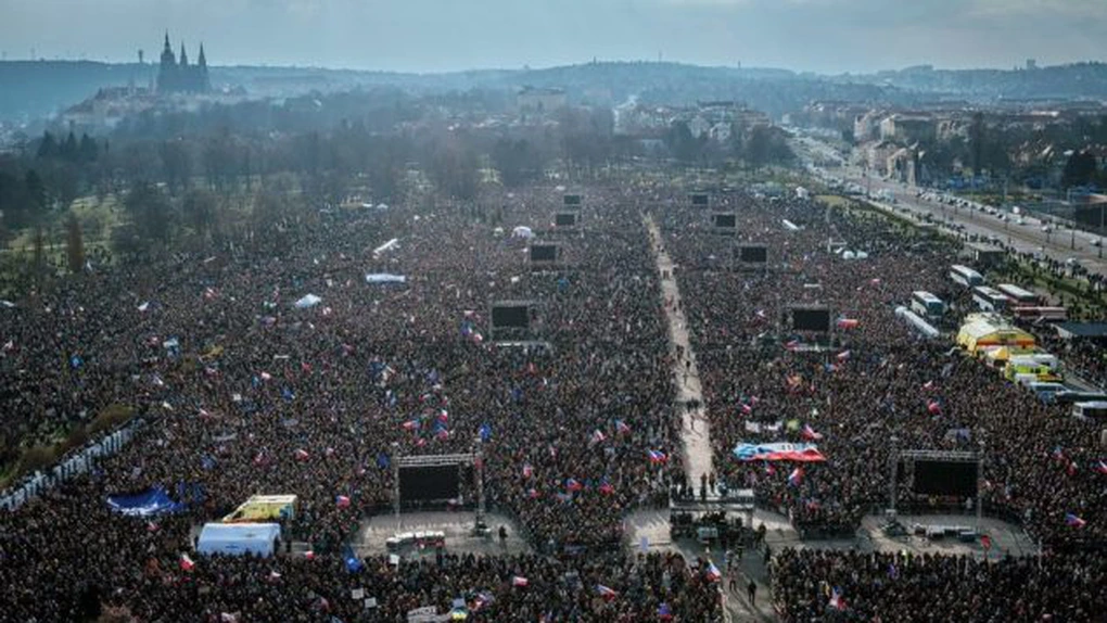 VIDEO Cehii au ieșit în stradă la cele mai mari proteste din istoria recentă. Scandări pro Uniunea Europeană