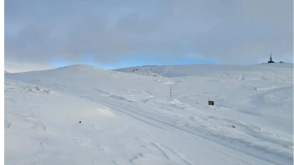 ANM avertizează că există un risc semnificativ de avalanșe în Munții Făgăraș și Bucegi la peste 1.800 de metri altitudine. Stratul de zăpadă de pe Vârful Omu depășește 2 metri
