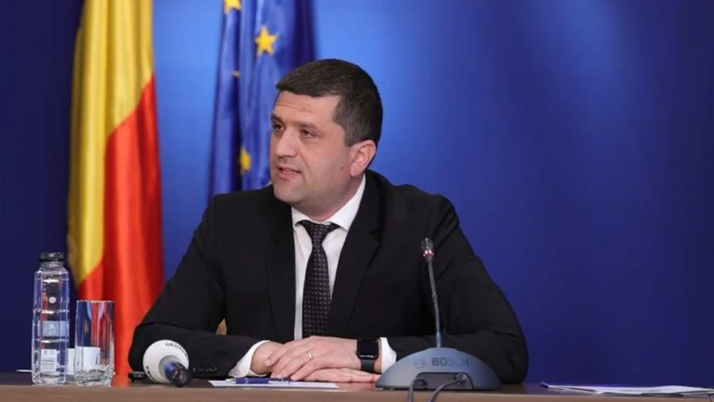 Radu Miruță: Astăzi e vremea să mai vină şi norocul şi am aici ordinul de ministru care întrerupe scumpirea biletului de metrou, pe care îl semnez şi care va pleca la Monitorul Oficial