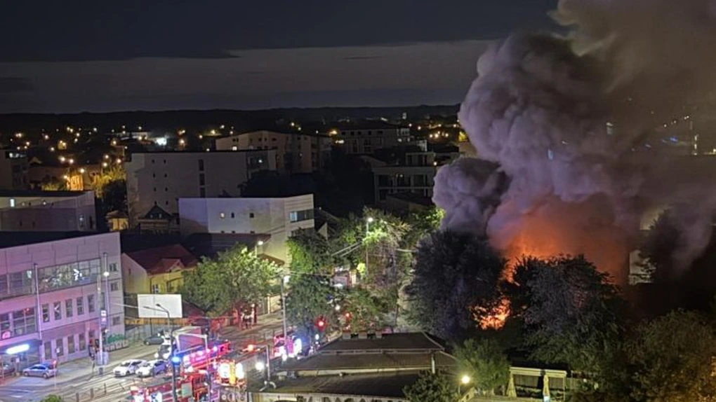 Incendiu în Capitală! Un restaurant și trei magazine au ars pe șoseaua Colentina. Locatari evacuați