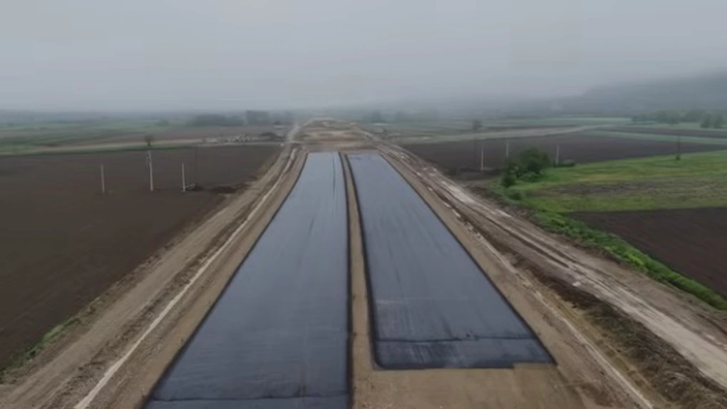 VIDEO Asfalt pe Autostrada Unirii A8: Imagini noi cu cel mai avansat lot, cel al turcilor de la Nurol