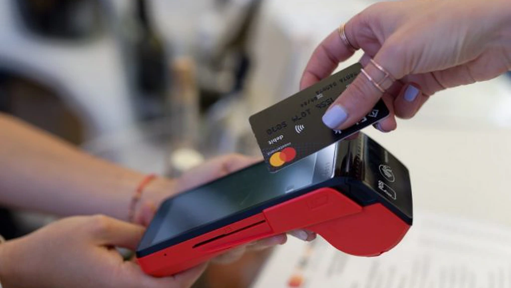 Important pentru toți românii cu card. Băncile îți pot pune limită pe plăți chiar dacă nu ai cerut asta și chiar dacă nu scrie în contract. Când și cum se întâmplă?