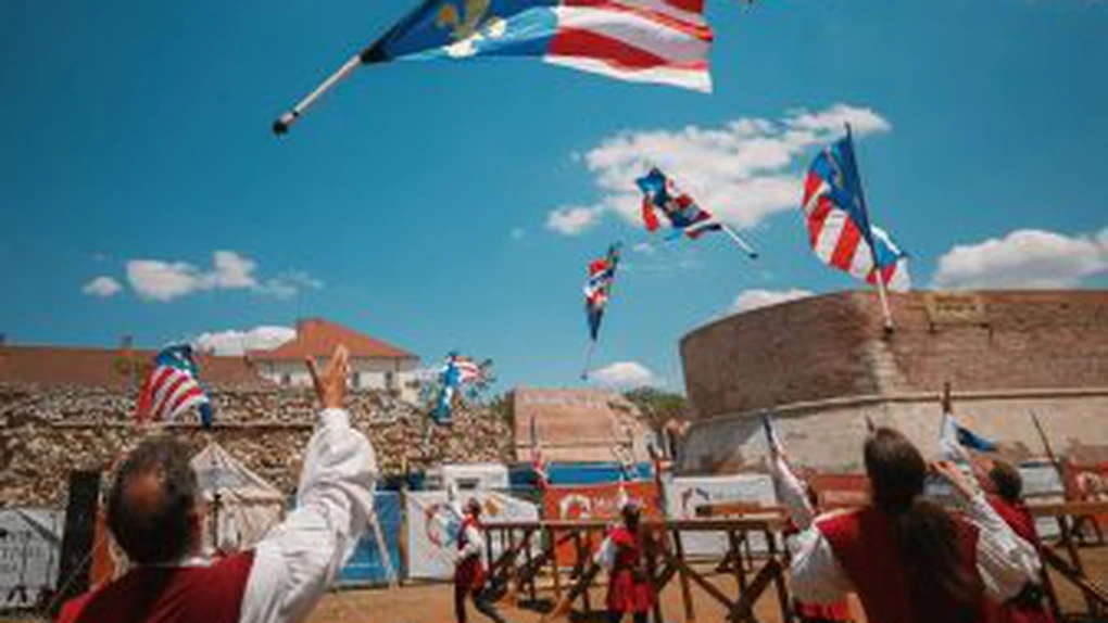 Festivalul Medieval Oradea e în plină desfășurare în cetatea orașului. Oaspeții sunt așteptați de cavaleri, meșteșugari și muzicanți și cu pâine coaptă pe vatră