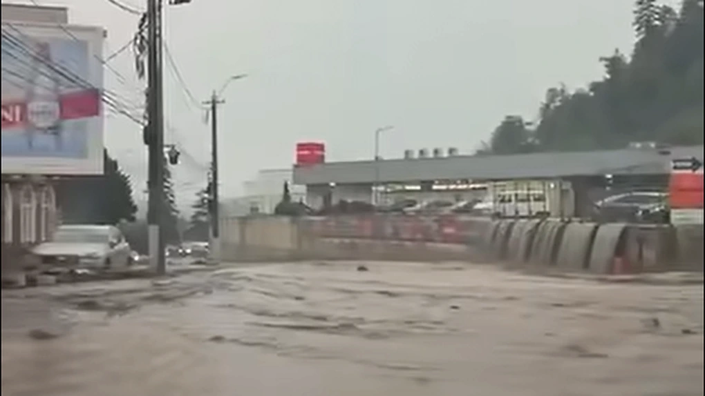 VIDEO Străzi inundate şi acumulări de apă în zona centrală a oraşului Buşteni; DN1 este închis