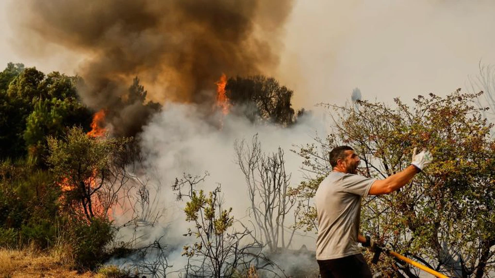 Incendiu în Creta. Turiştii evacuaţi din Rethymno revin la hoteluri, în timp ce pompierii rămân în alertă