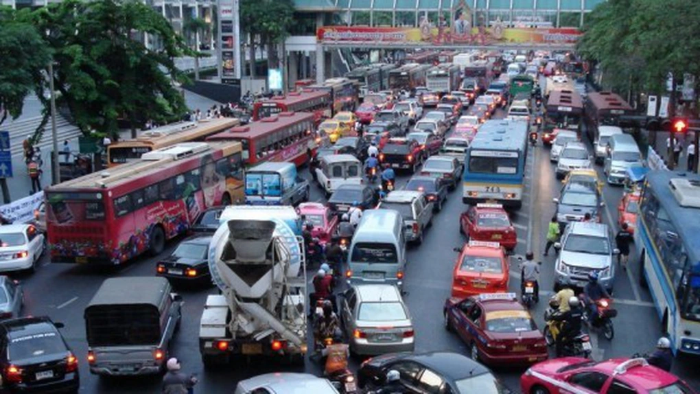 Marea Britanie - Noul premier promite că ieftineşte preţul biletelor de autobuz