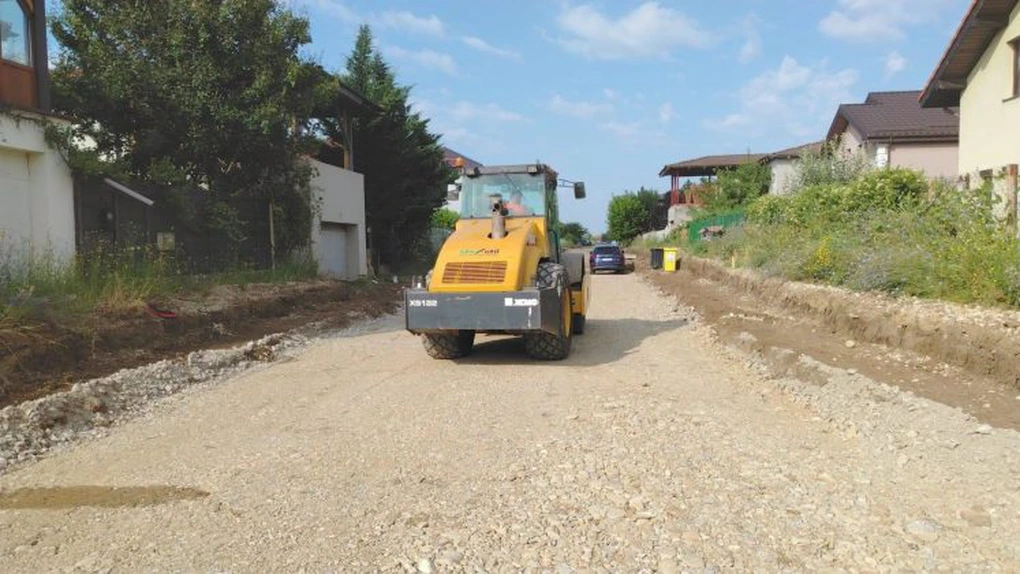 PMB a intrat cu lucrările de modernizare pe 13 dintre străzile cartierului Henri Coandă. 40 de utilaje sunt puse la treabă (FOTO)