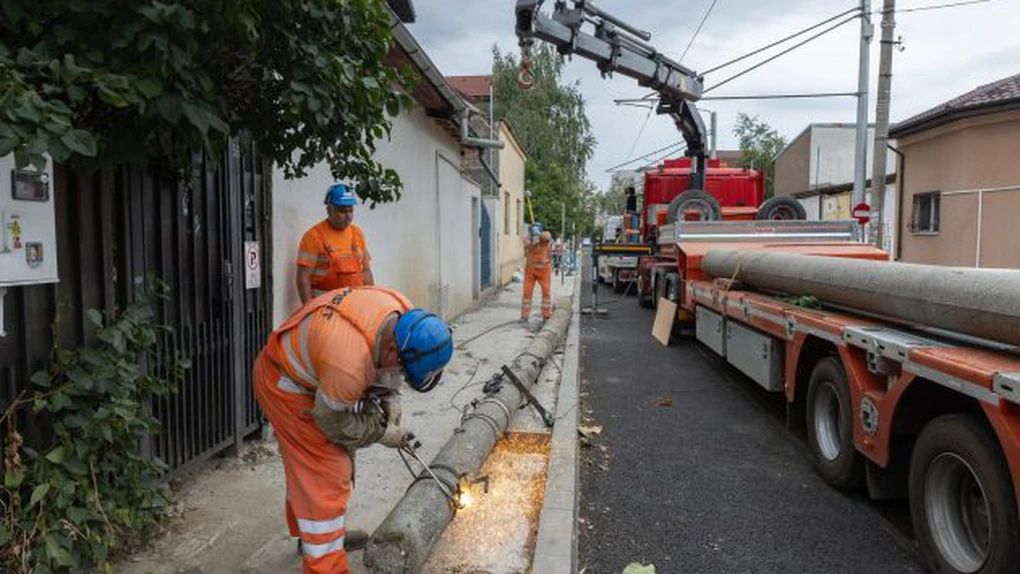 PMB a început înlocuirea vechilor stâlpi de beton din zona Bulevardului Expoziției