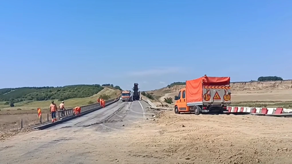 VIDEO Autostrada Moldovei: Muncitorii lui Umbrărescu racordează Centura Bacău cu noile tronsoane ale A7