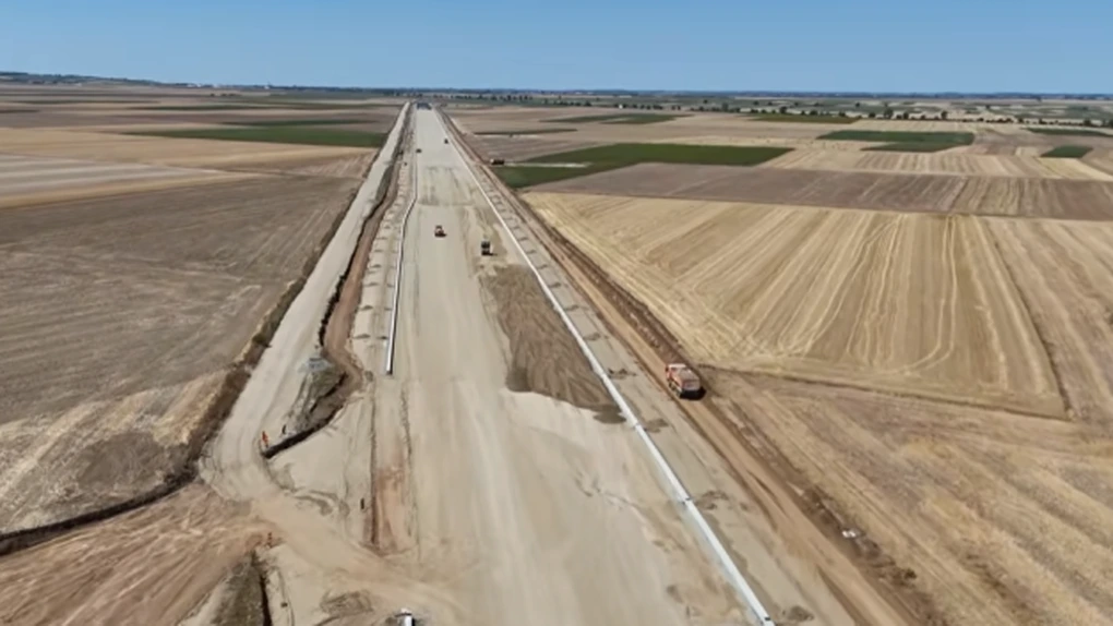 VIDEO Pistă de avioane pe autostradă. Unde se construiește acum această facilitate în România