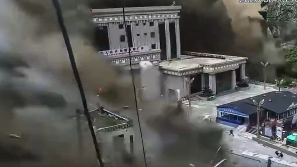 Dezastru în China, la graniţa cu Nepal. O alunecare de teren produsă de inundaţii a măturat un important punct de frontieră dintre cele două state - VIDEO