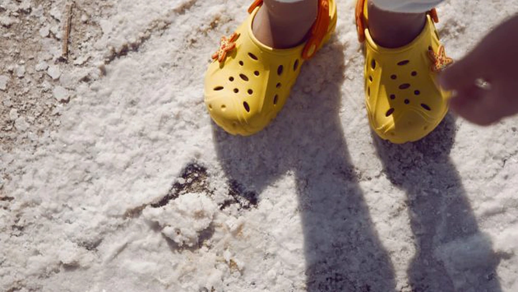 Top 7 Crocs pentru copii care rezistă la joacă și la spălat
