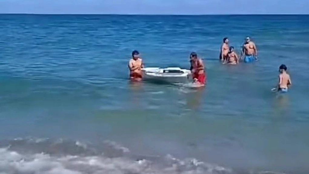 Doi salvamari au scos azi din apă ceea ce pare un fragment de dronă, la Năvodari