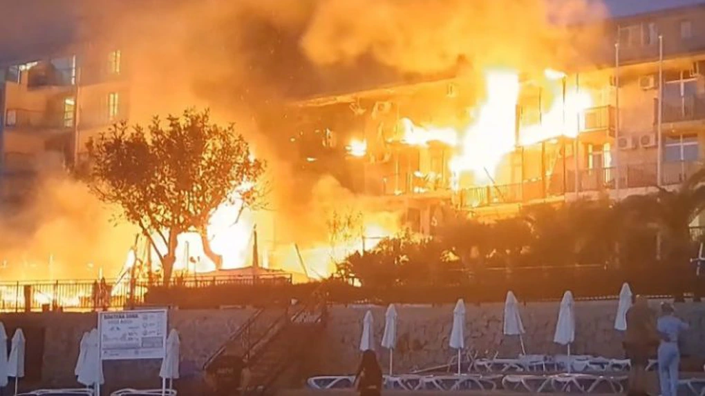 VIDEO - Incendiu uriaș în Bulgaria, în una dintre cele mai populare staţiuni. Zeci de turiști au fost evacuați din hoteluri în Sozopol