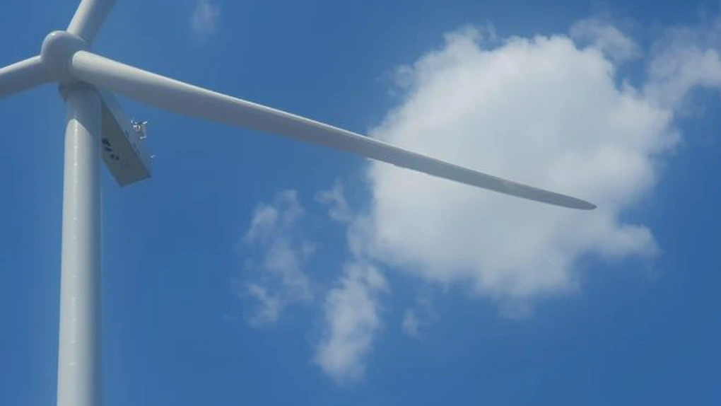 Un nou parc eolian se apropie de finalizare. HELLENiQ Renewables a montat prima turbină în parcul eolian Ansthall, de 96 MW, din Galați, care va fi complet operational la anul