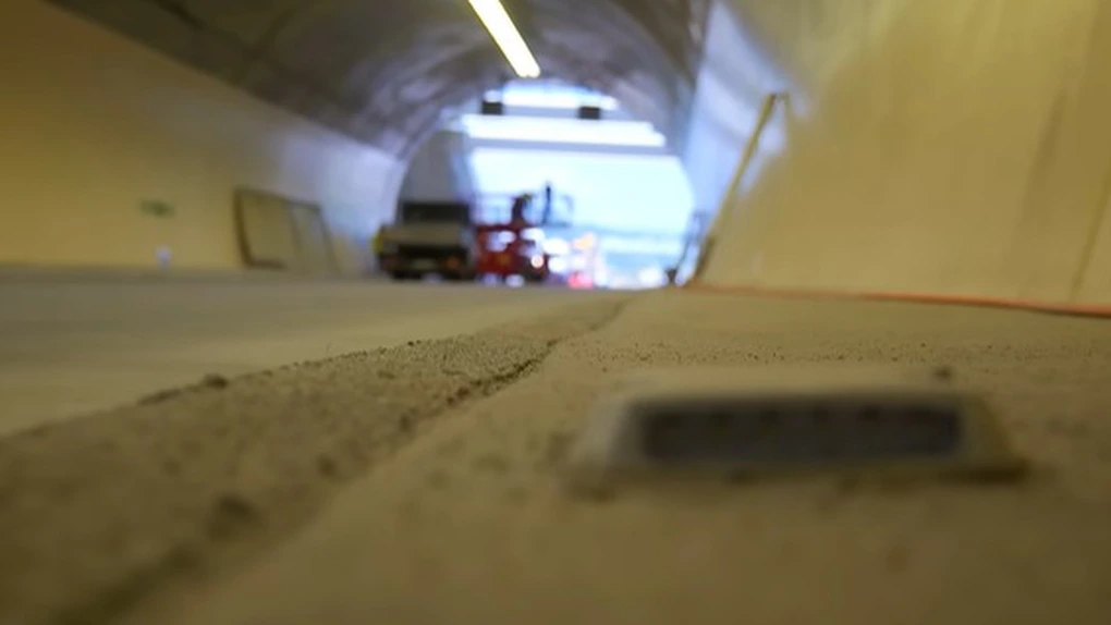 VIDEO Primul tunel forat de autostradă din România e aproape gata. Când se va circula prin el