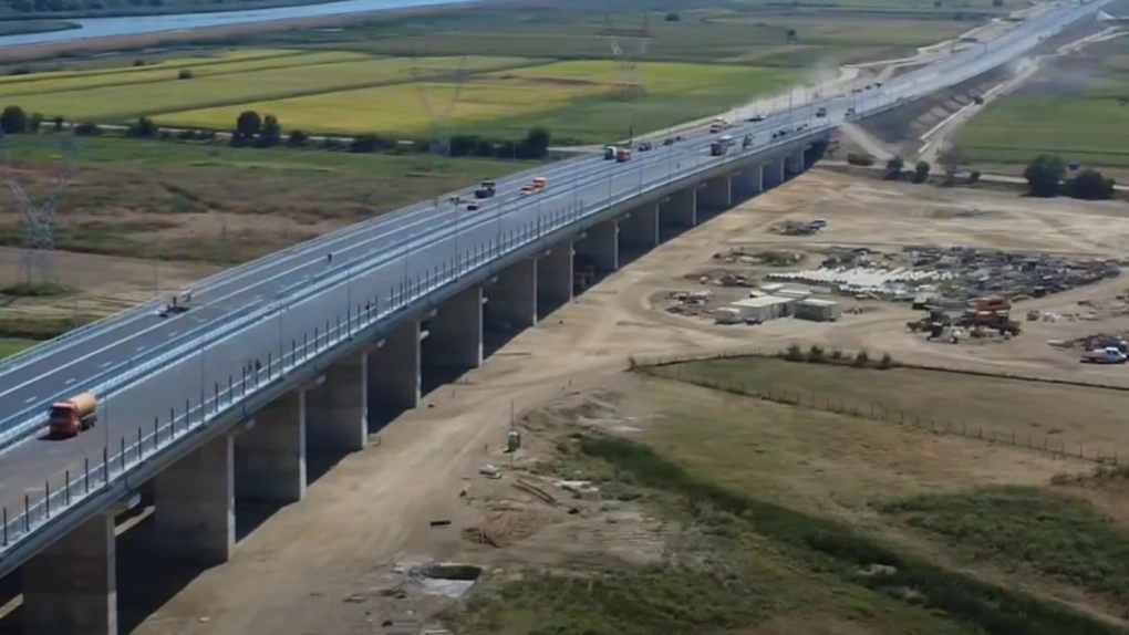 VIDEO Autostrada Moldovei A7: Muncitorii lui Umbrărescu asfaltează bretelele la racordul cu nodul rutier Bacău Sud