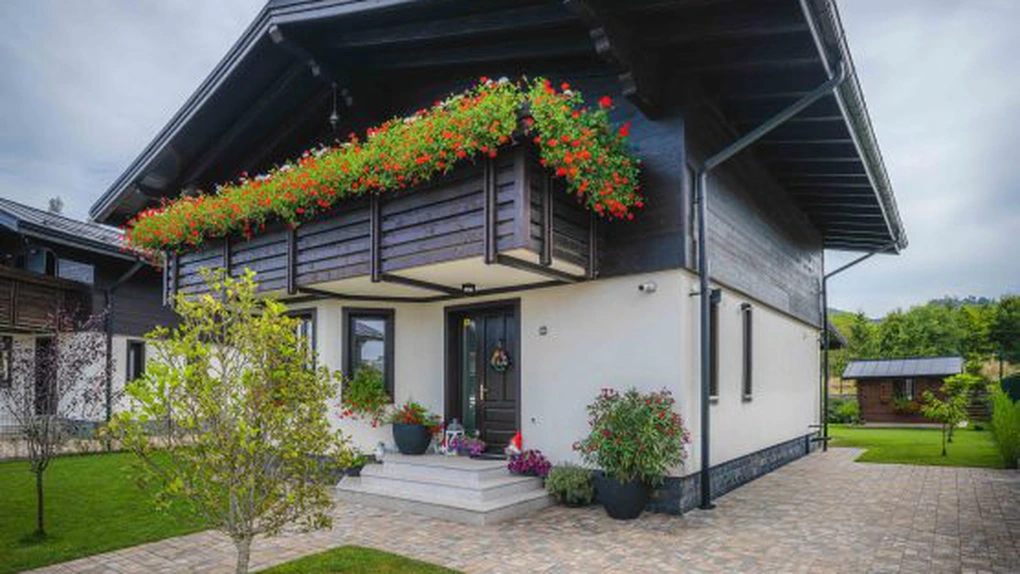 FOTO Investiție de 10 milioane de euro lângă Brașov: Cum arată casele alpine dezvoltate de grupul Teleferic Grand Hotel și cât costă o vilă