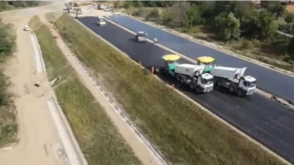 VIDEO Autostrada A1 Sibiu - Pitești: Au început lucrările de asfaltare pe un tronson experimental al celei mai lungi secțiuni